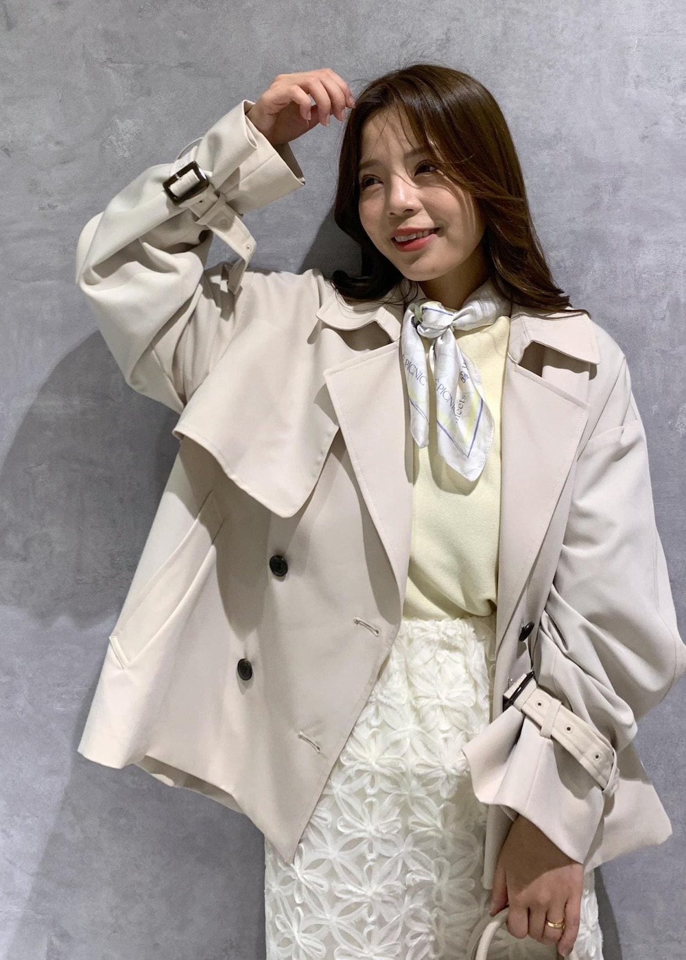 ホワイト系のスカート、ベージュ系のトレンチコート、ベージュ系のニット/セーターを着用したレディースの冬コーディネートの7枚目の写真