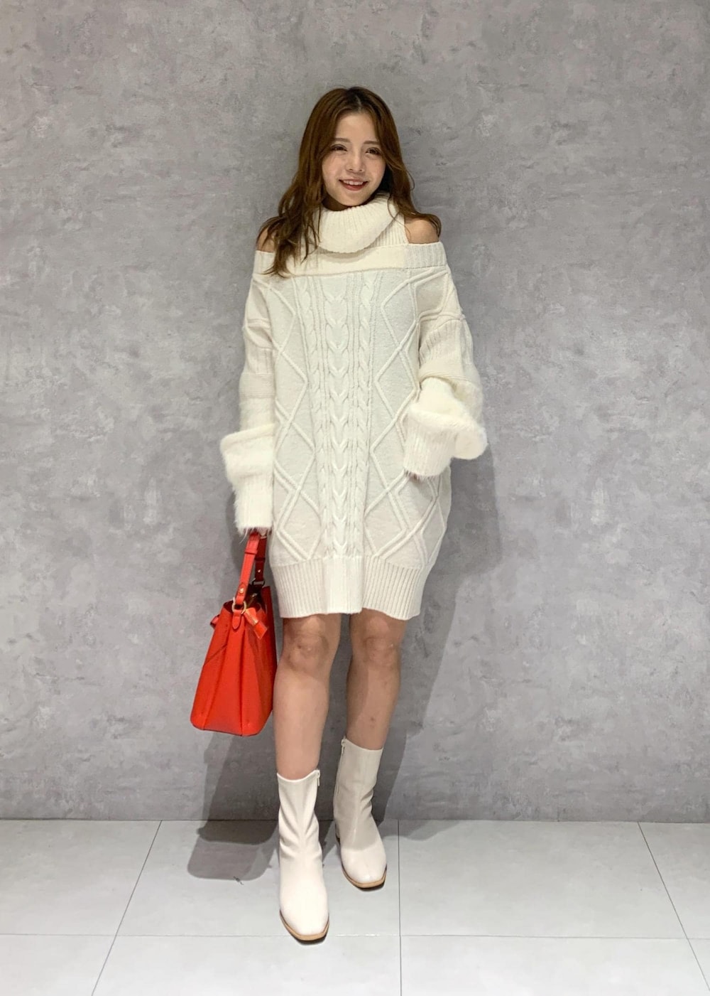 ホワイト系のブーツ、ホワイト系のワンピース、ホワイト系のダウンジャケット/コートを着用したレディースの秋コーディネートの7枚目の写真