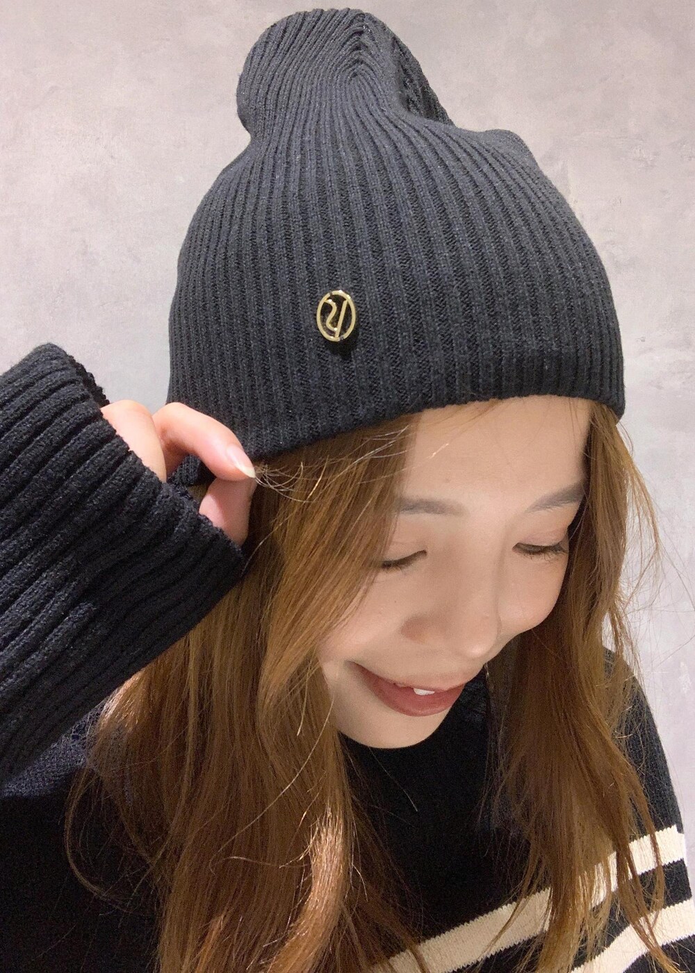 ブラック系のブーツ、ホワイト系のシャツ/ブラウス、ブラック系のニット/セーターを着用したレディースの秋コーディネートの7枚目の写真