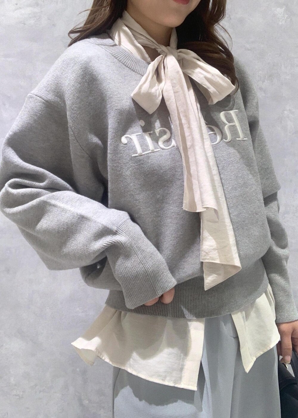 ブラック系のショルダーバッグ、ホワイト系のシャツ/ブラウス、ブルー系のスラックスを着用したレディースの冬コーディネートの8枚目の写真