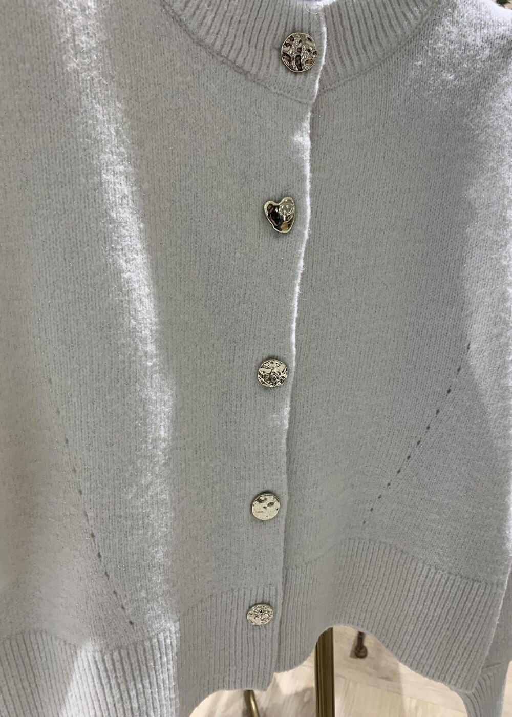 ブラック系のブーツ、ブラック系のショルダーバッグ、ブラック系のスカートを着用したレディースの秋コーディネートの6枚目の写真