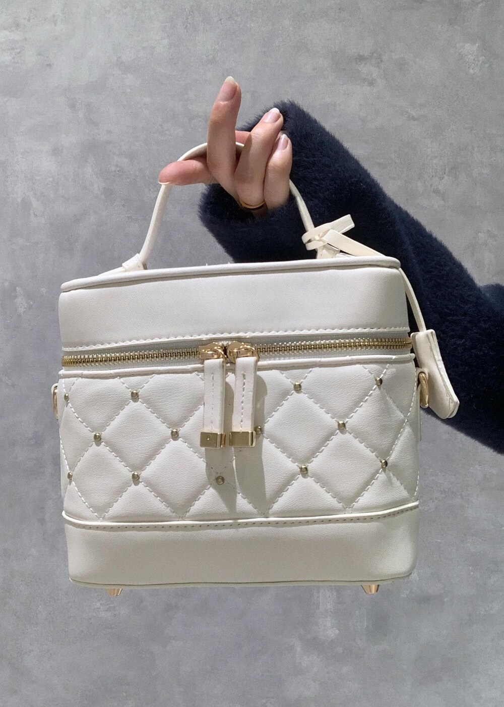 ブルー系のカーディガン/ボレロ、ホワイト系のハンドバッグ、ブラック系のパンプスを着用したレディースの秋コーディネートの9枚目の写真