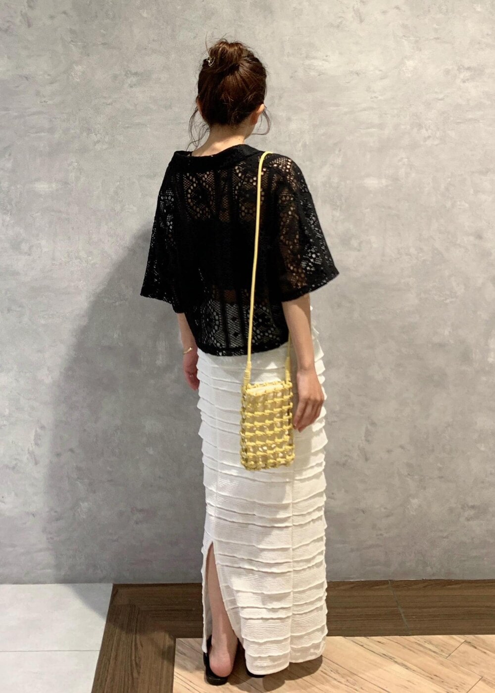 ブラック系のサンダル、ホワイト系のスカート、ブラック系のカーディガン/ボレロを着用したレディースの夏コーディネートの4枚目の写真