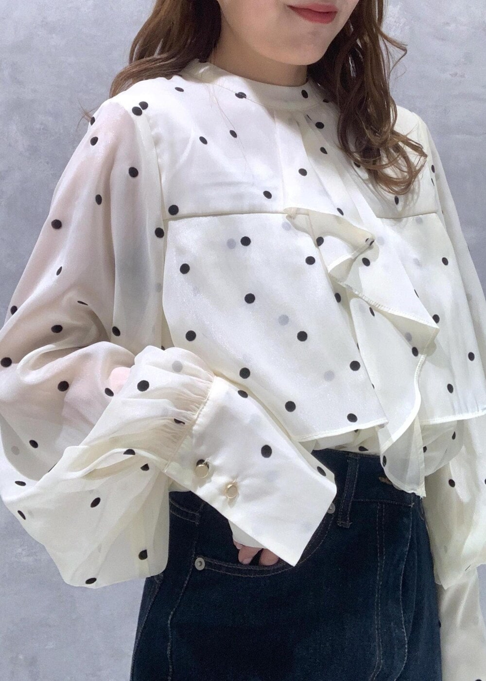 ブラック系のブーツ、ベージュ系のシャツ/ブラウス、ピンク系のカーディガン/ボレロを着用したレディースの冬コーディネートの9枚目の写真