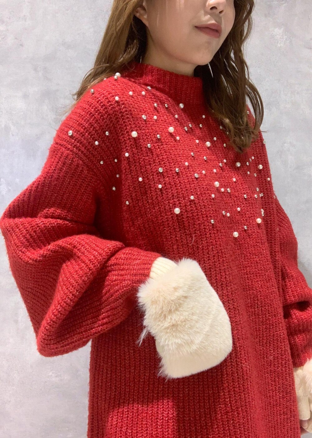 ホワイト系のブーツ、ホワイト系のハンドバッグ、レッド系のワンピースを着用したレディースの冬コーディネートの7枚目の写真