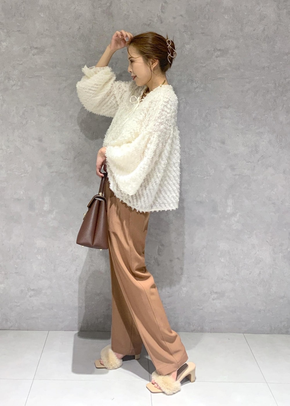 ベージュ系のドレスシューズ、ホワイト系のシャツ/ブラウス、イエロー系のスラックスを着用したレディースの夏コーディネートの4枚目の写真