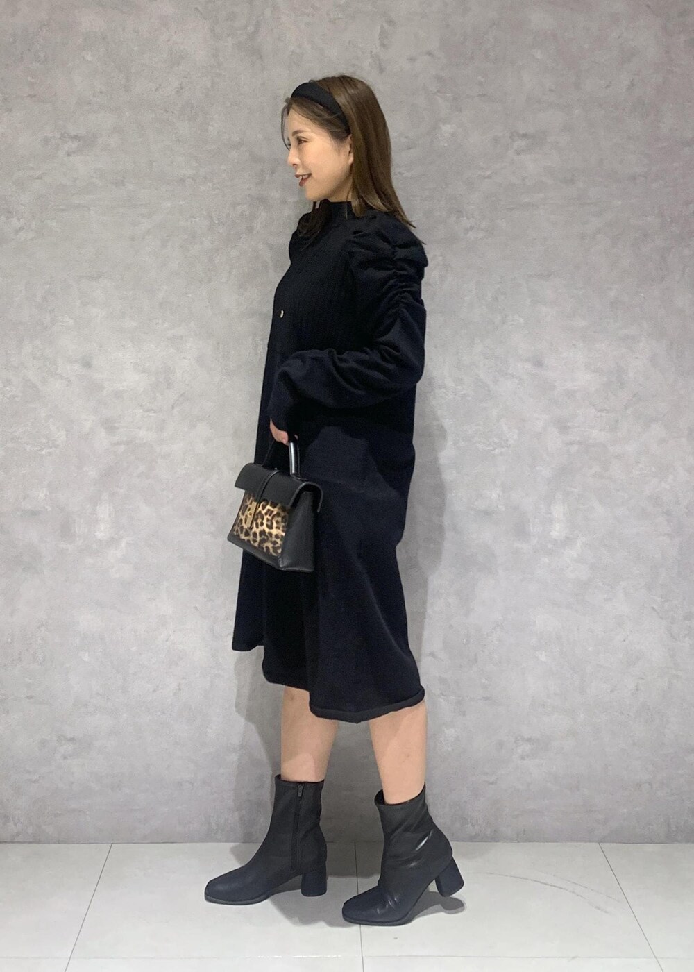 その他のショルダーバッグ、ブラック系のブーツ、ベージュ系のテーラードジャケットを着用したレディースの秋コーディネートの7枚目の写真