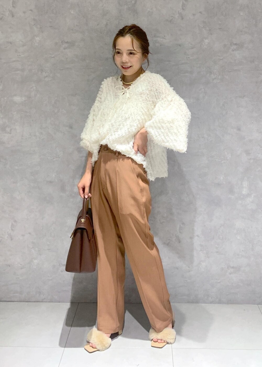 ベージュ系のドレスシューズ、ホワイト系のシャツ/ブラウス、イエロー系のスラックスを着用したレディースの夏コーディネートの2枚目の写真