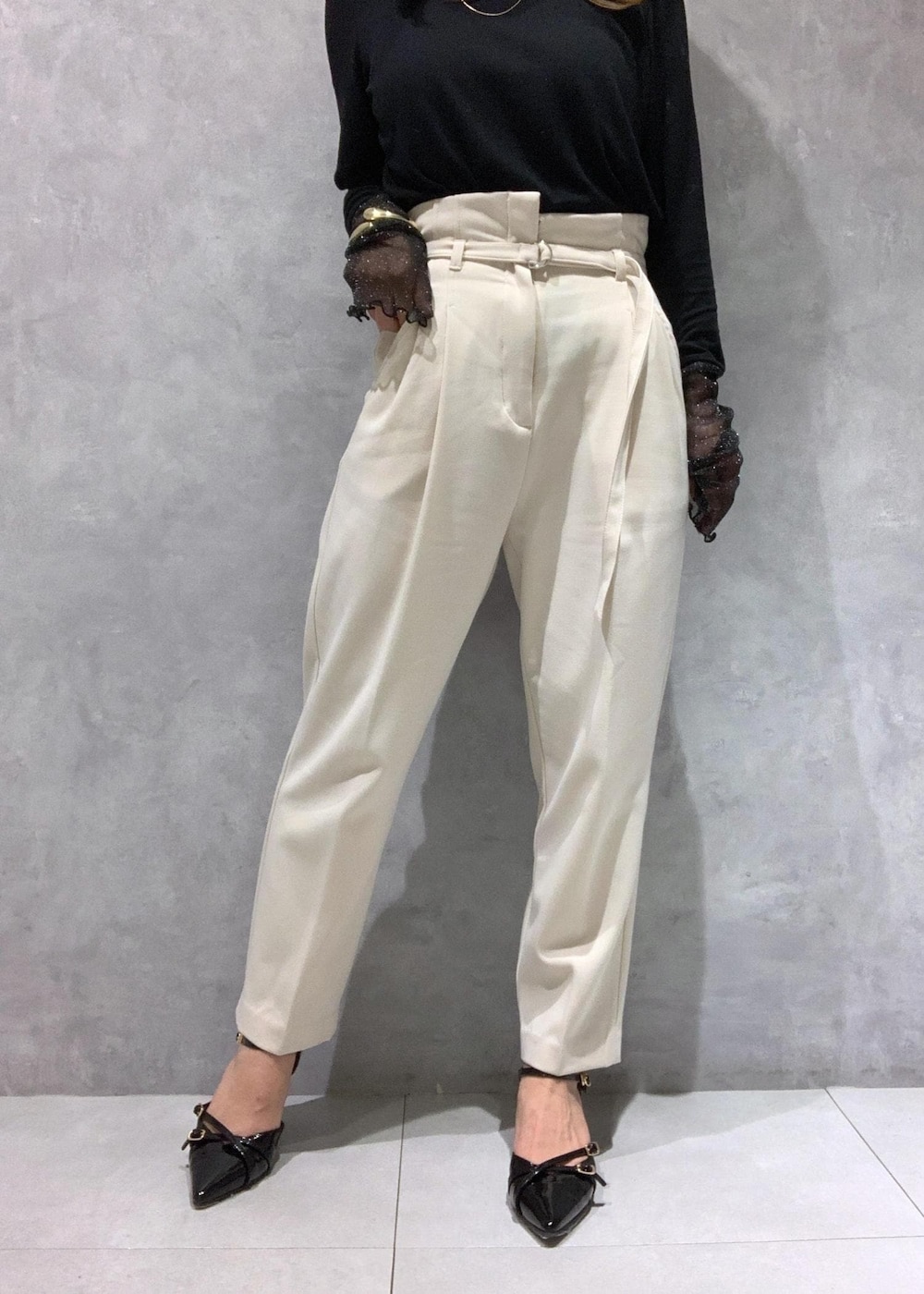 ブラック系のパンプス、グレー系のポンチョ、ブラック系のTシャツ/カットソーを着用したレディースの秋コーディネートの10枚目の写真