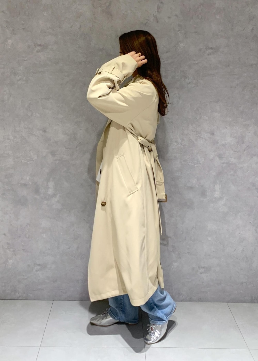 シルバー系のパンプス、ブルー系のベスト、ホワイト系のシャツ/ブラウスを着用したレディースの冬コーディネートの5枚目の写真