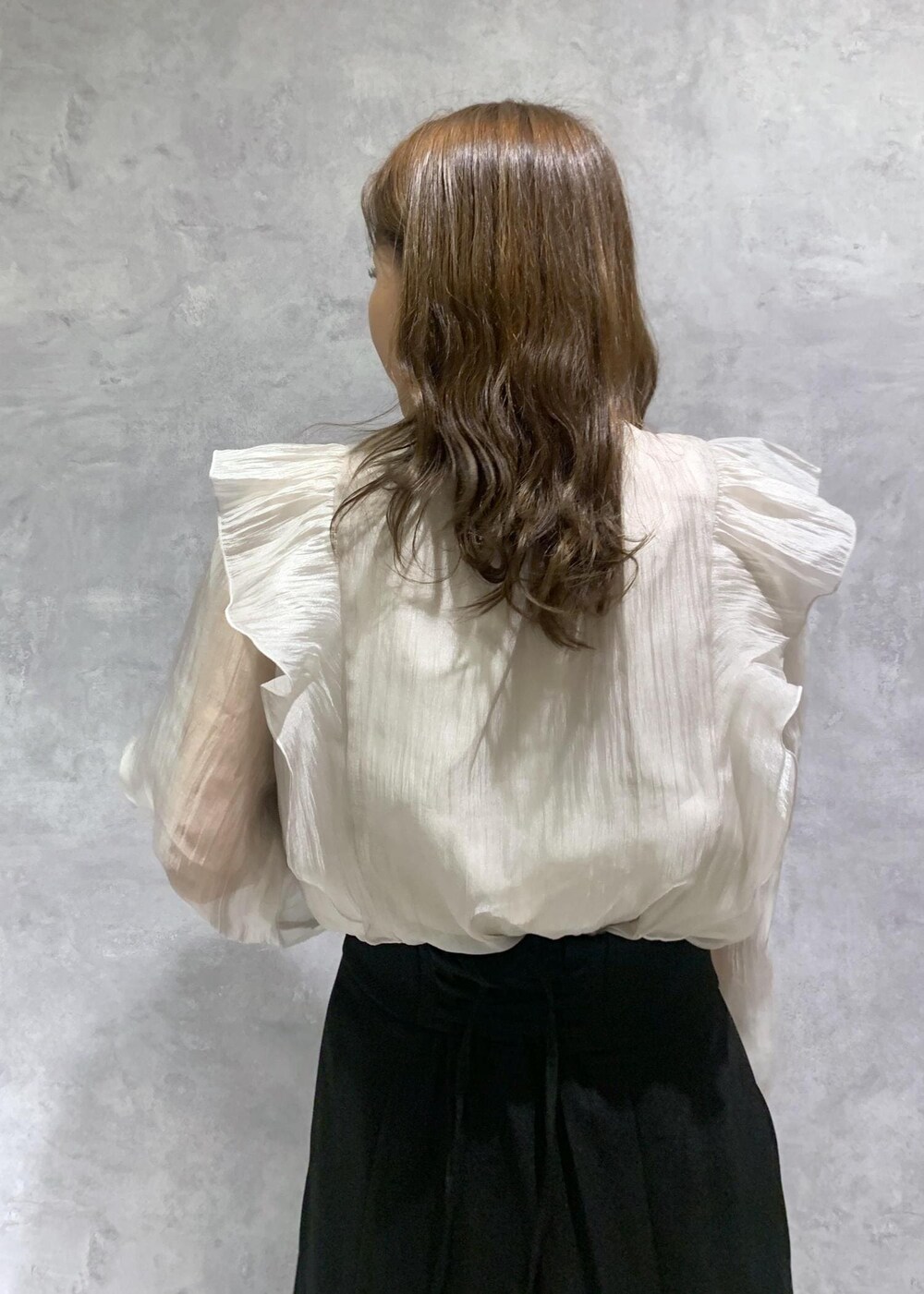 ブラック系のブーツ、ベージュ系のショルダーバッグ、ベージュ系のシャツ/ブラウスを着用したレディースの秋コーディネートの6枚目の写真