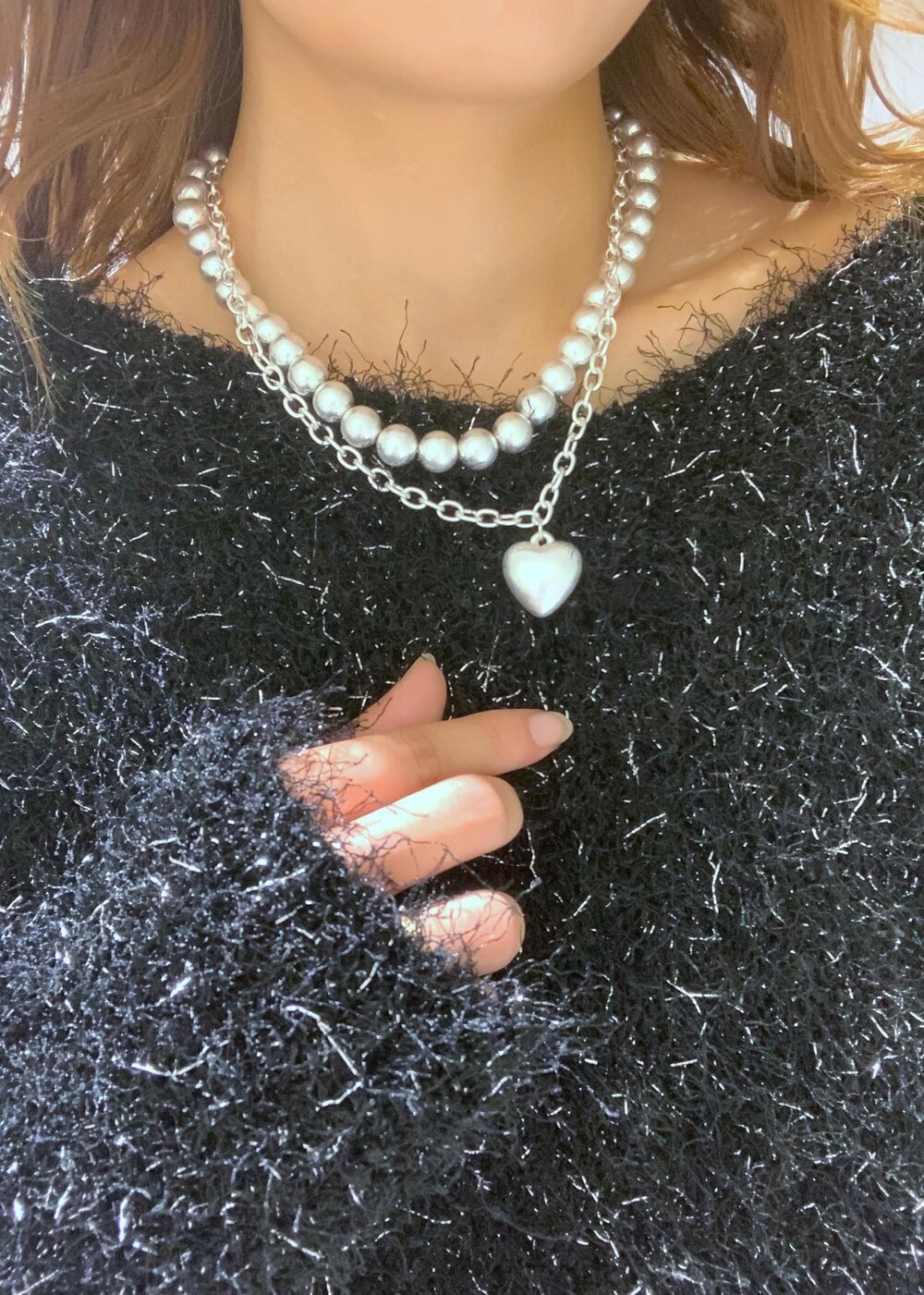 ブラック系のブーツ、ブルー系のデニムパンツ、ブラック系のハンドバッグを着用したレディースの冬コーディネートの10枚目の写真