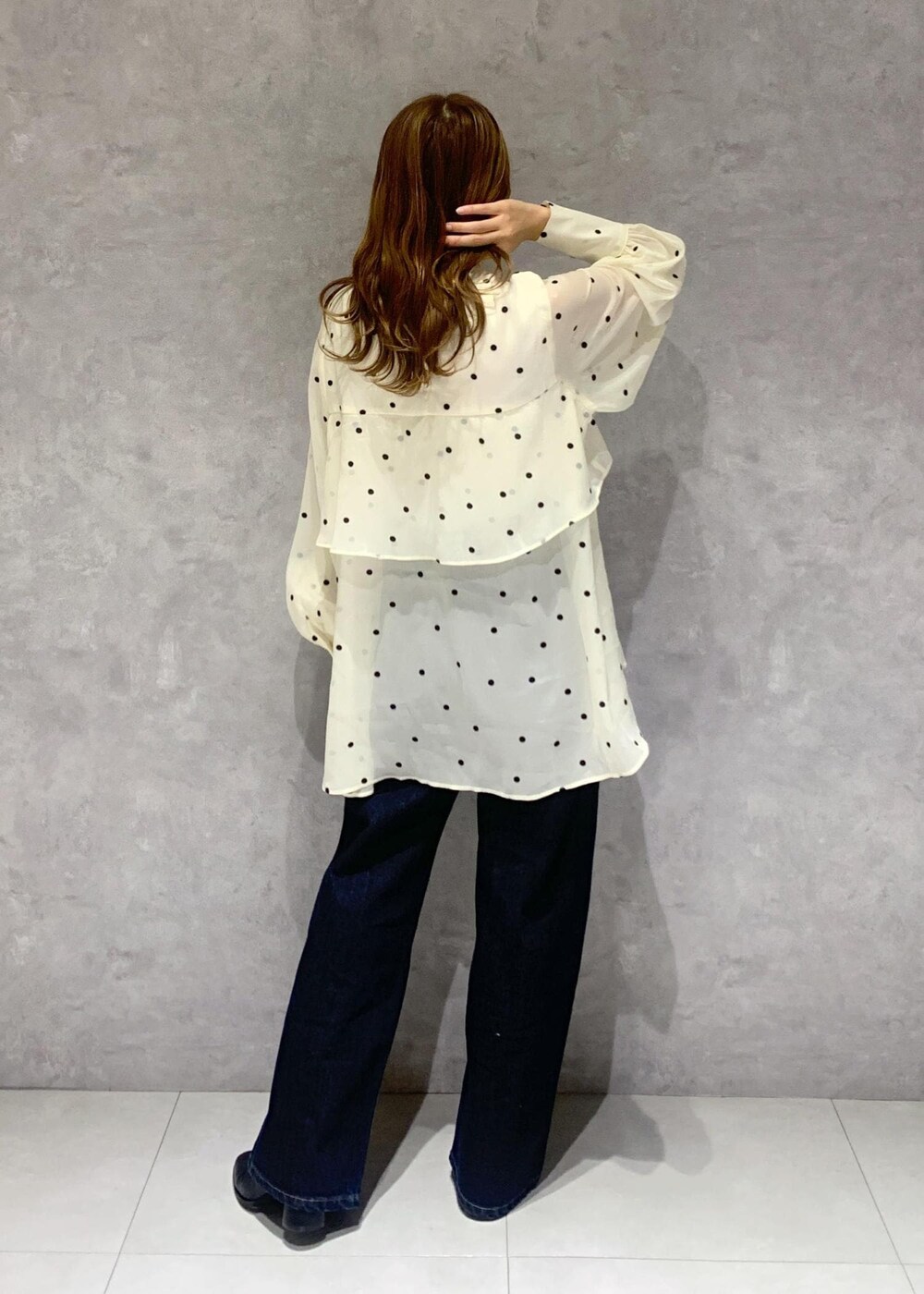 ブラック系のブーツ、ベージュ系のシャツ/ブラウス、ピンク系のカーディガン/ボレロを着用したレディースの冬コーディネートの8枚目の写真