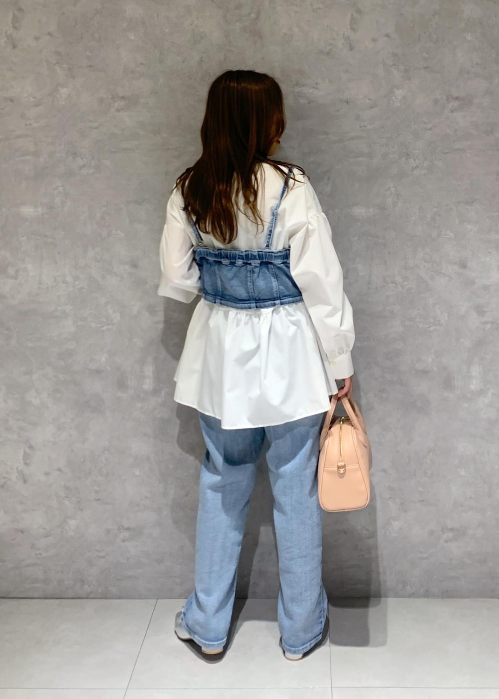 シルバー系のパンプス、ブルー系のベスト、ホワイト系のシャツ/ブラウスを着用したレディースの冬コーディネートの5枚目の写真