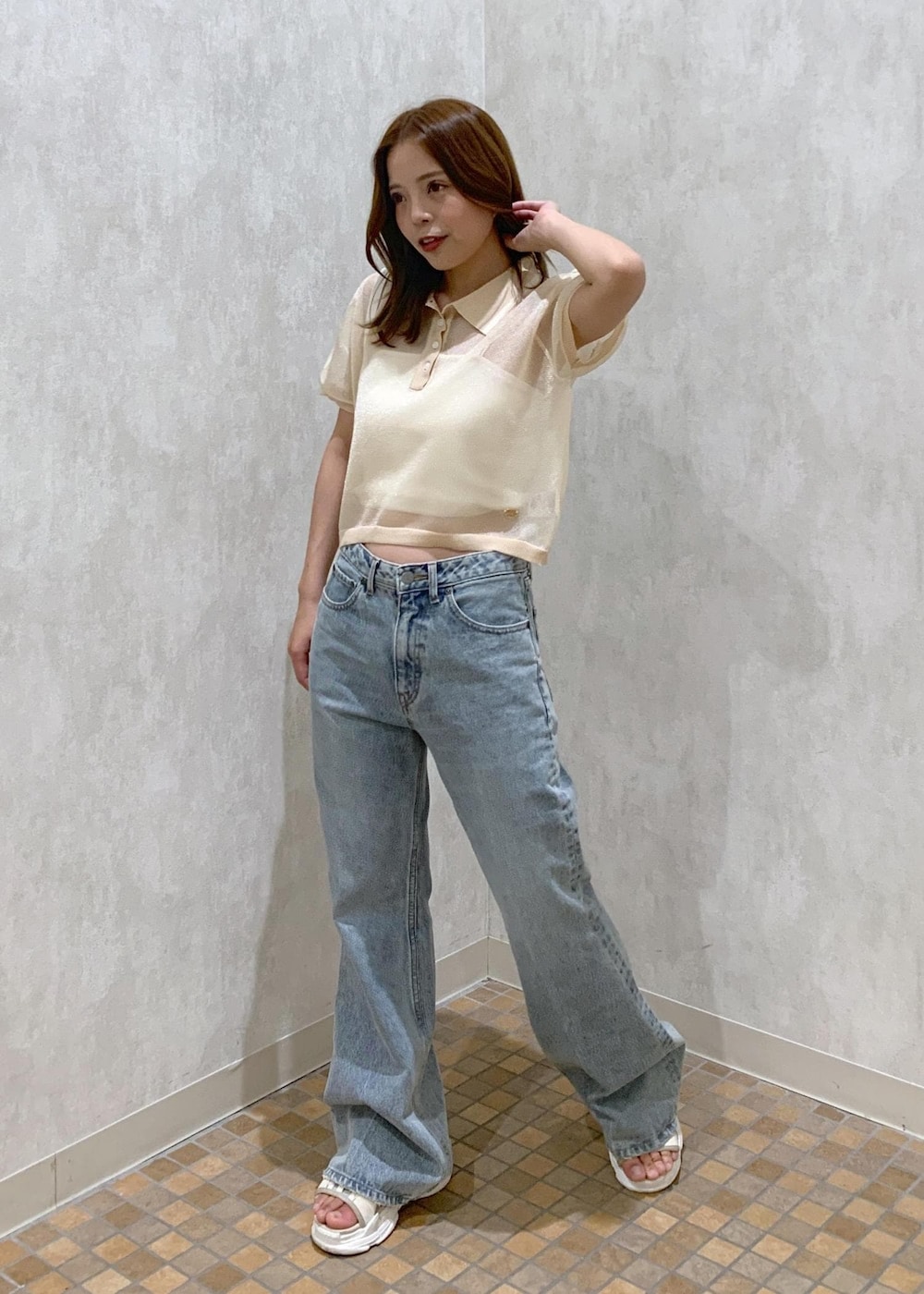 ベージュ系のサンダル、ホワイト系のキャミソール、ホワイト系のショルダーバッグを着用したレディースの夏コーディネートの2枚目の写真