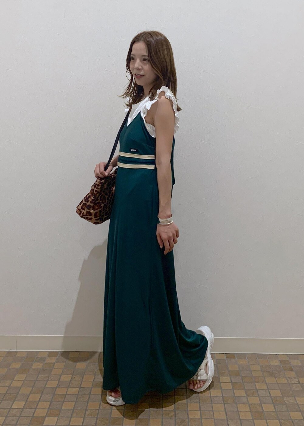 グリーン系のワンピース、ホワイト系のTシャツ/カットソー、その他のショルダーバッグを着用したレディースの夏コーディネートの2枚目の写真