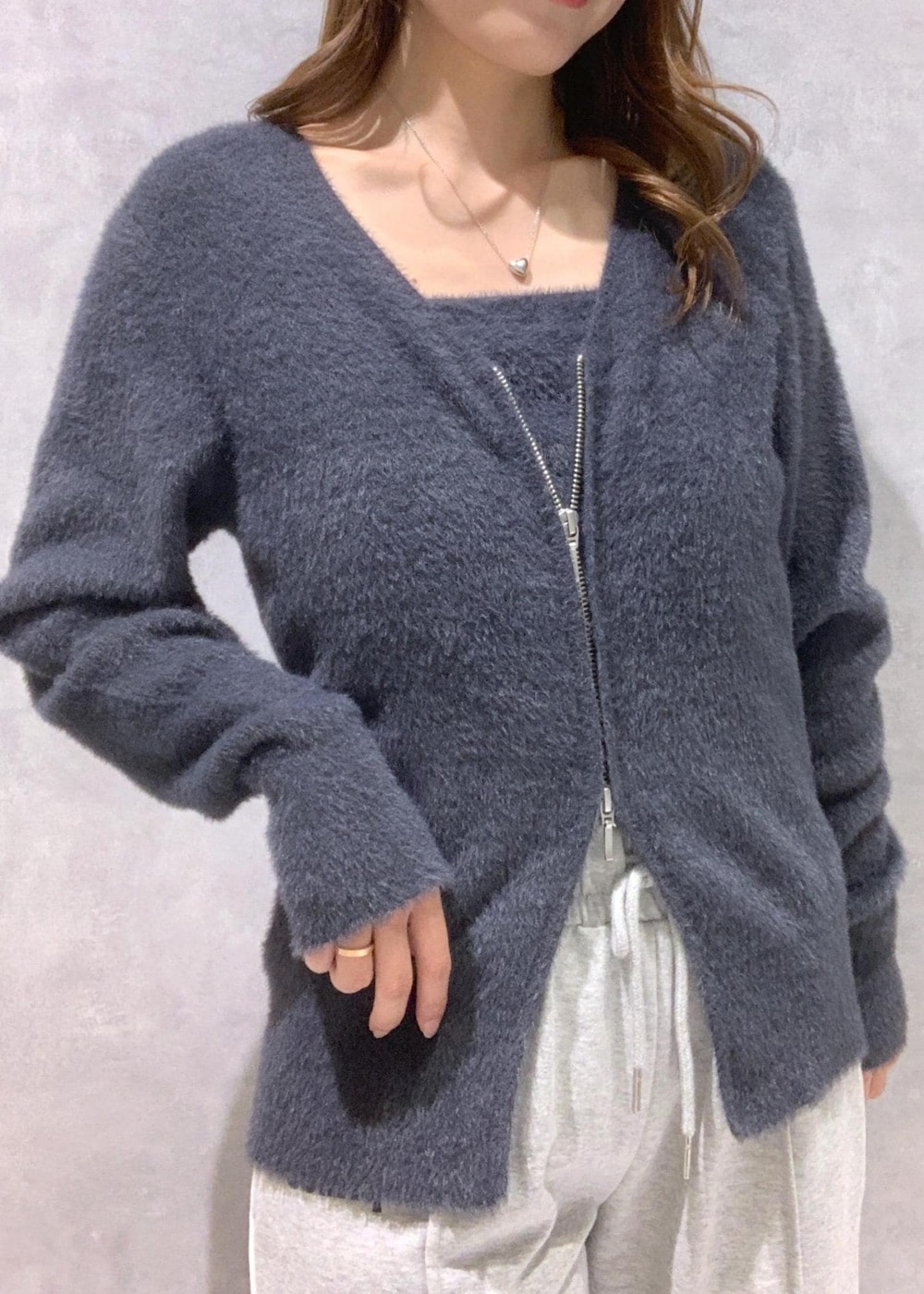 ブラック系のキャミソール、グレー系のその他パンツ、ホワイト系のショルダーバッグを着用したレディースの冬コーディネートの8枚目の写真