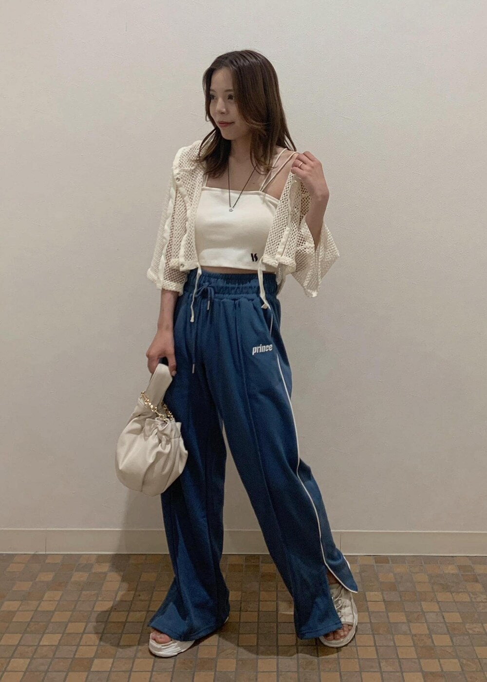 ベージュ系のサンダル、ホワイト系のキャミソール、ホワイト系のカーディガン/ボレロを着用したレディースの夏コーディネートの2枚目の写真