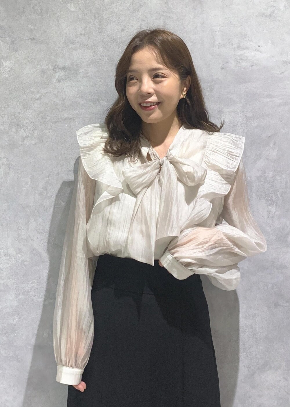 ブラック系のブーツ、ベージュ系のショルダーバッグ、ベージュ系のシャツ/ブラウスを着用したレディースの秋コーディネートの5枚目の写真