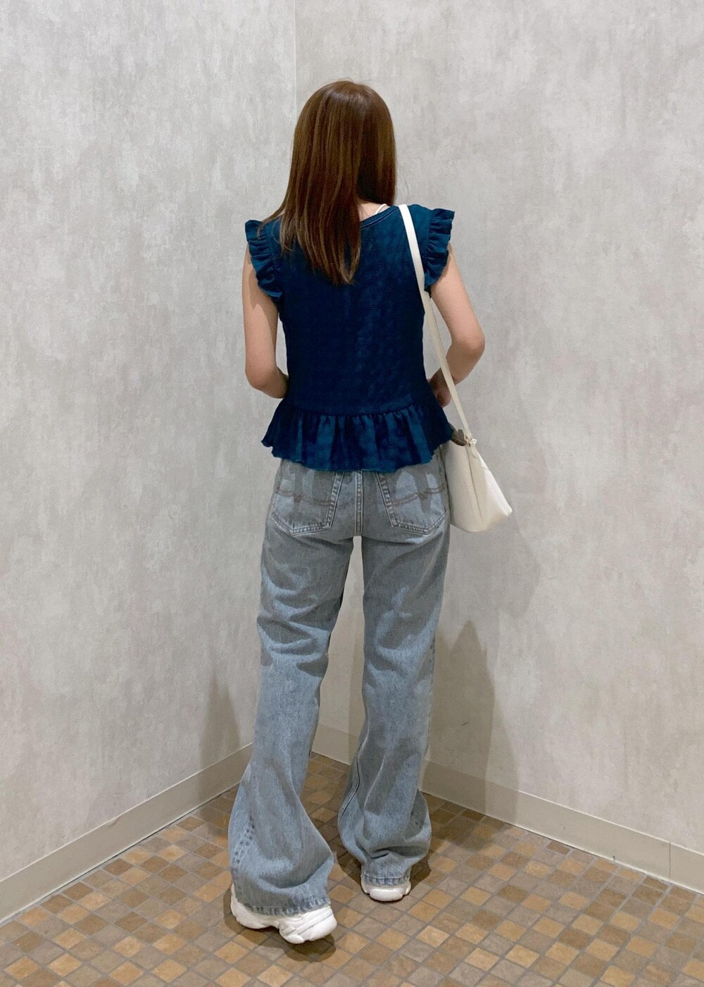 ベージュ系のサンダル、ホワイト系のショルダーバッグ、ブルー系のデニムパンツを着用したレディースの夏コーディネートの4枚目の写真