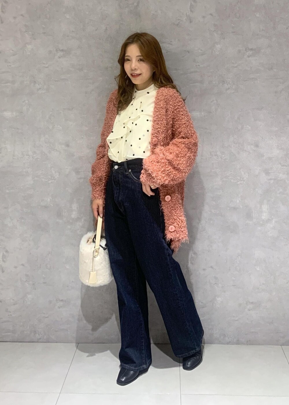 ブラック系のブーツ、ベージュ系のシャツ/ブラウス、ピンク系のカーディガン/ボレロを着用したレディースの冬コーディネートの3枚目の写真