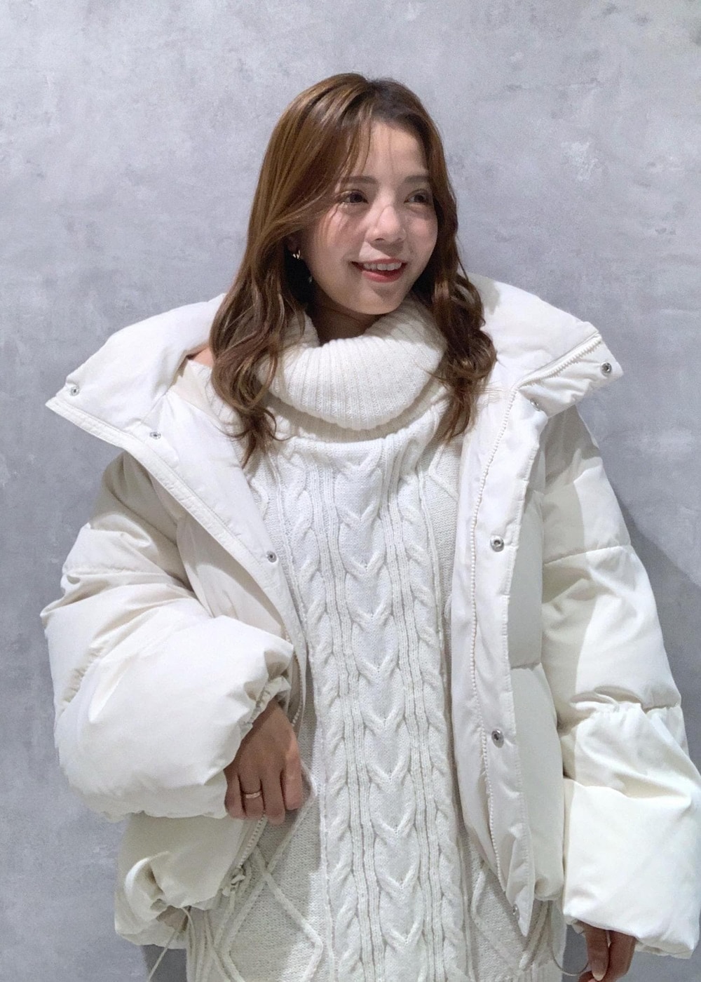 ホワイト系のブーツ、ホワイト系のワンピース、ホワイト系のダウンジャケット/コートを着用したレディースの秋コーディネートの5枚目の写真