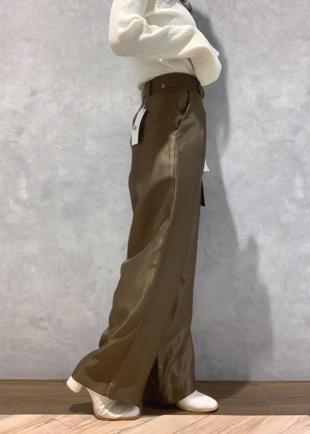 ホワイト系のブーツ、ホワイト系のニット/セーター、ホワイト系のハンドバッグを着用したレディースの冬コーディネートの8枚目の写真