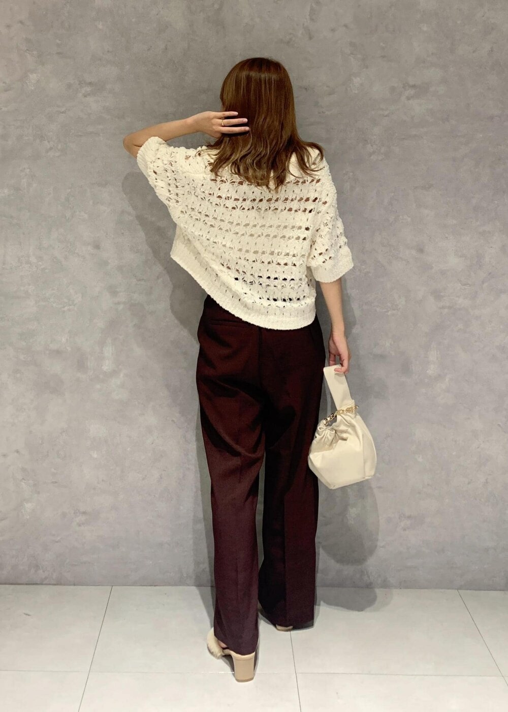 ホワイト系のその他トップス、ブラウン系のスラックス、ホワイト系のハンドバッグを着用したレディースの夏コーディネートの4枚目の写真