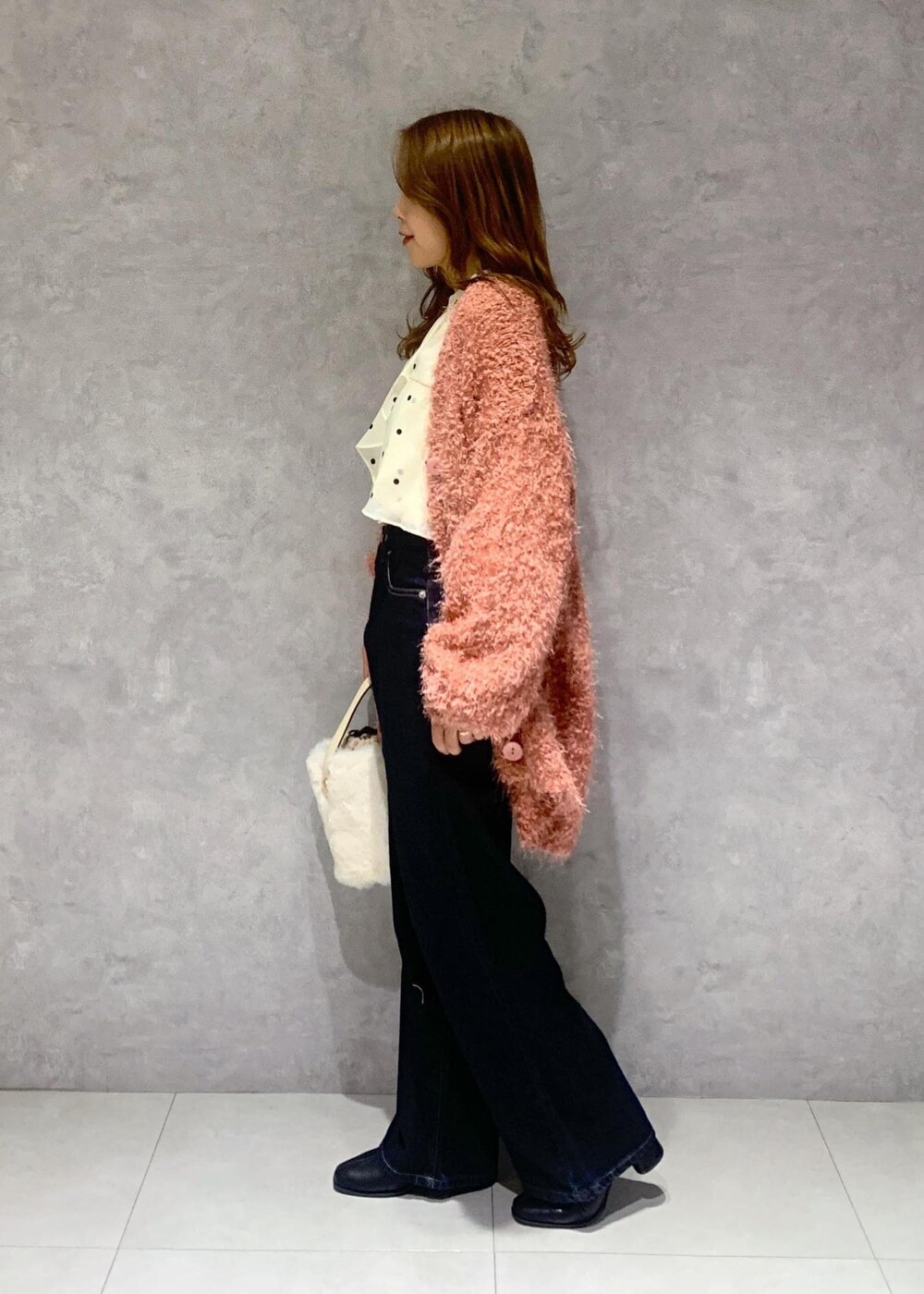 ブラック系のブーツ、ベージュ系のシャツ/ブラウス、ピンク系のカーディガン/ボレロを着用したレディースの冬コーディネートの4枚目の写真