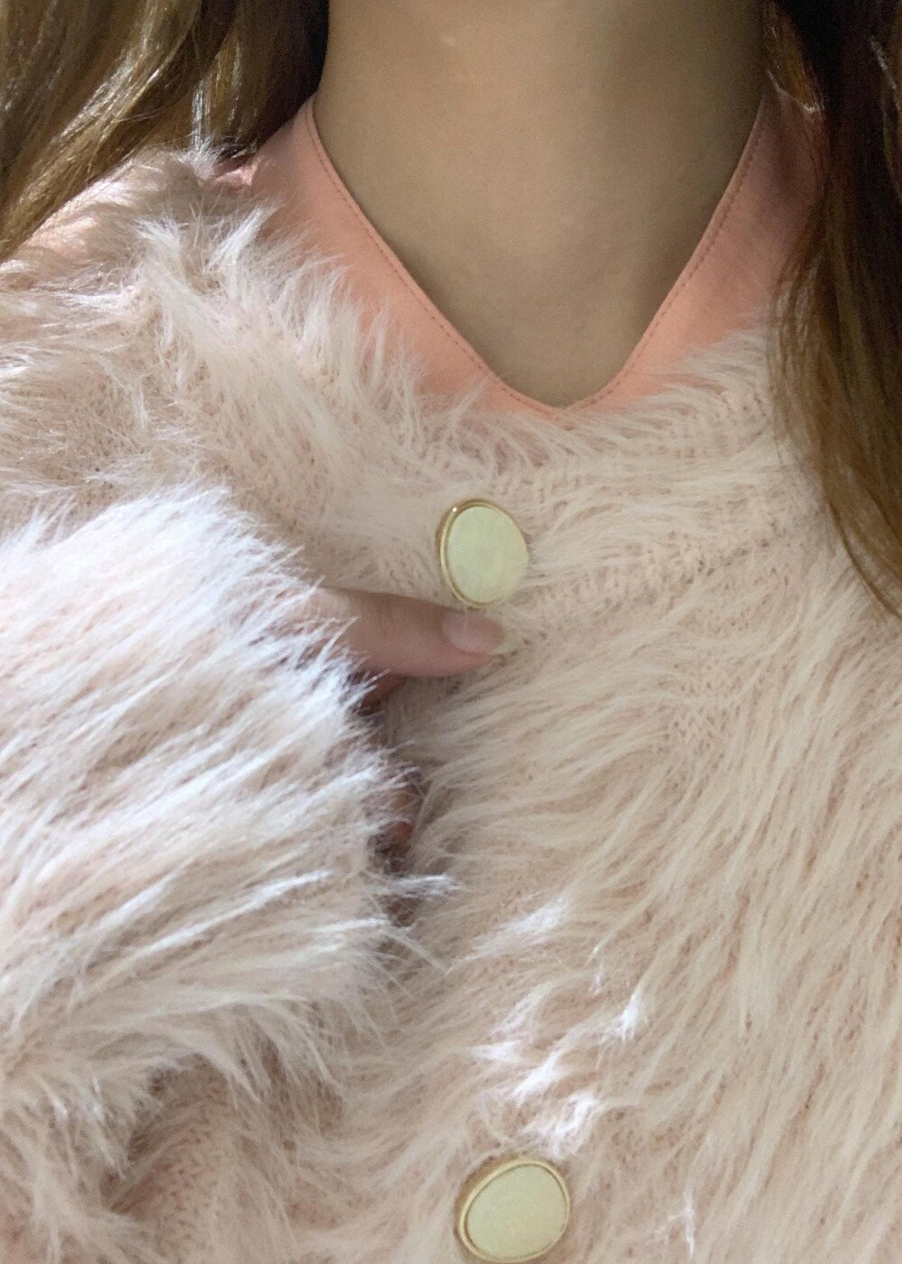 ブラック系のショルダーバッグ、ピンク系のシャツ/ブラウス、ブラック系のブーツを着用したレディースの秋コーディネートの7枚目の写真