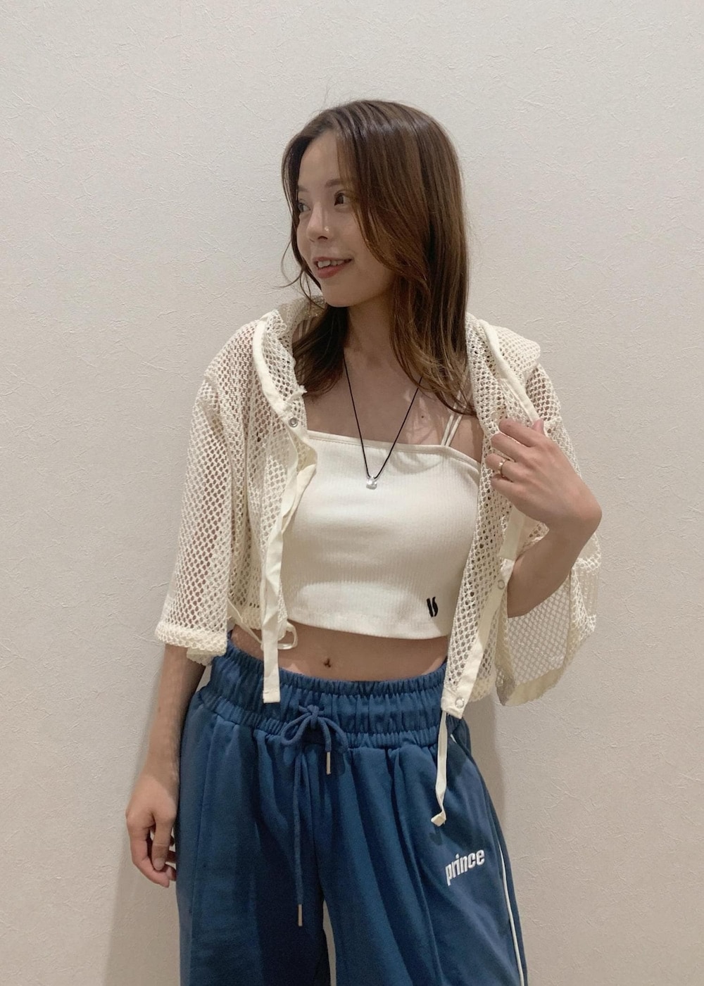 ベージュ系のサンダル、ホワイト系のキャミソール、ホワイト系のカーディガン/ボレロを着用したレディースの夏コーディネートの7枚目の写真