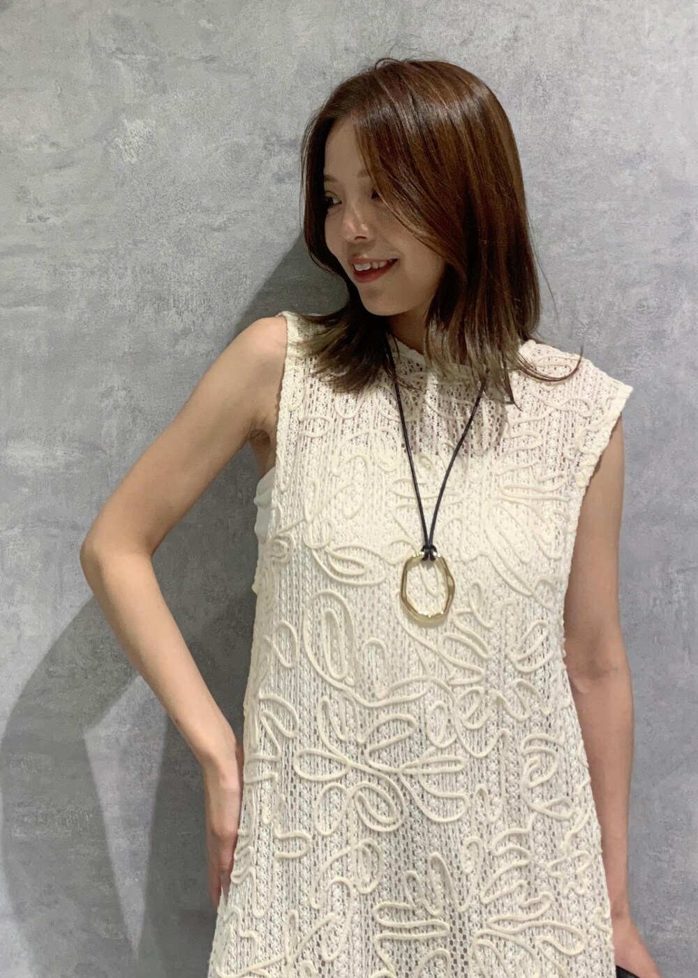 ベージュ系のサンダル、ホワイト系のキャミソール、ホワイト系のワンピースを着用したレディースの夏コーディネートの5枚目の写真