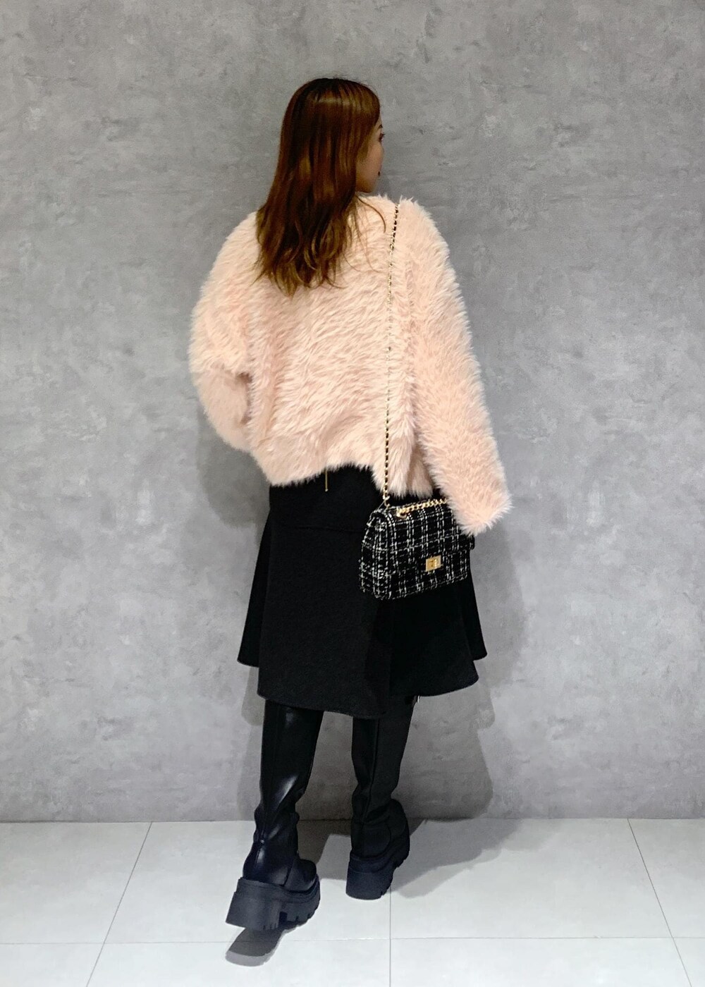 ブラック系のショルダーバッグ、ピンク系のシャツ/ブラウス、ブラック系のブーツを着用したレディースの秋コーディネートの4枚目の写真