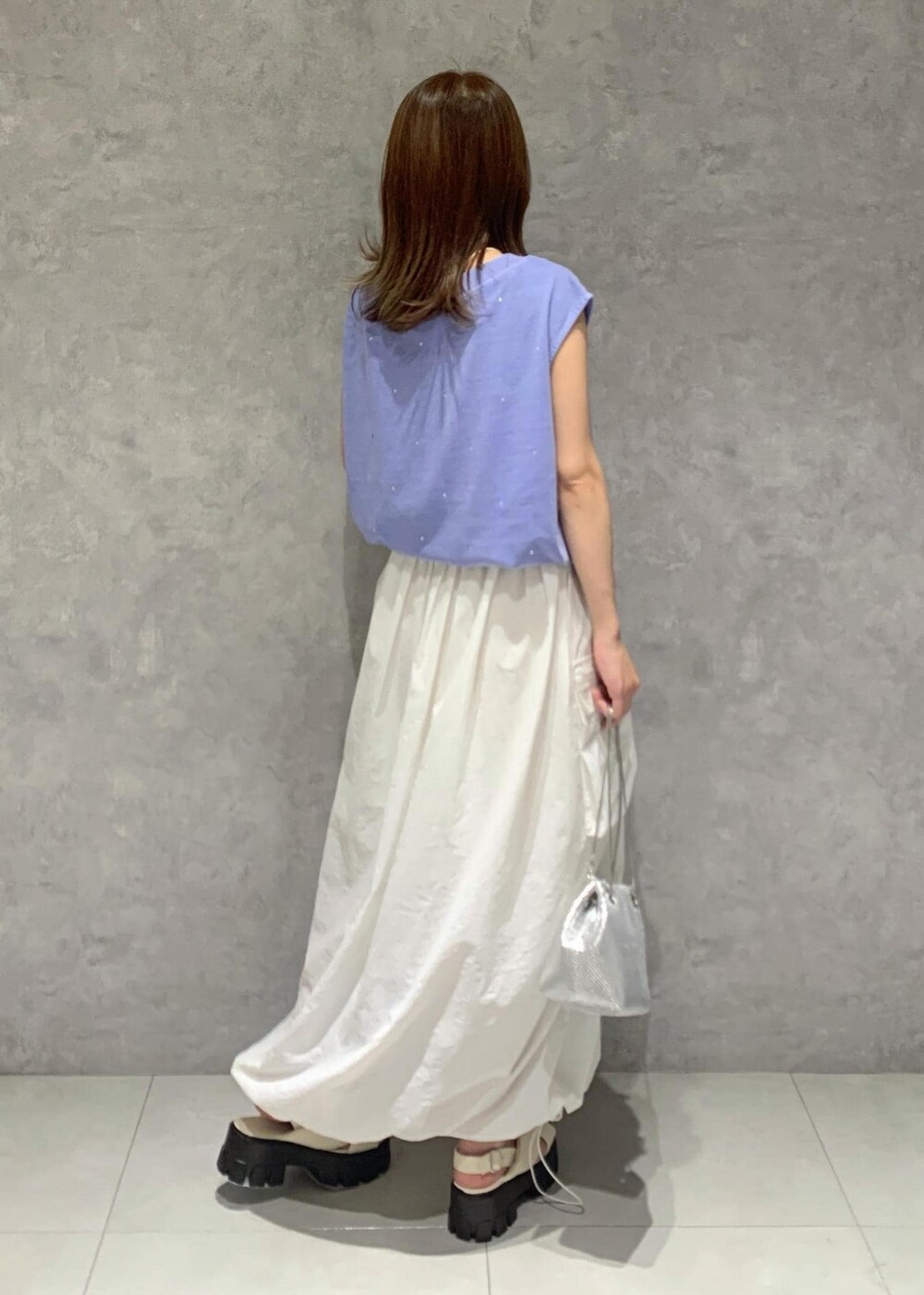 ホワイト系のサンダル、ホワイト系のワンピース、シルバー系のショルダーバッグを着用したレディースの夏コーディネートの4枚目の写真