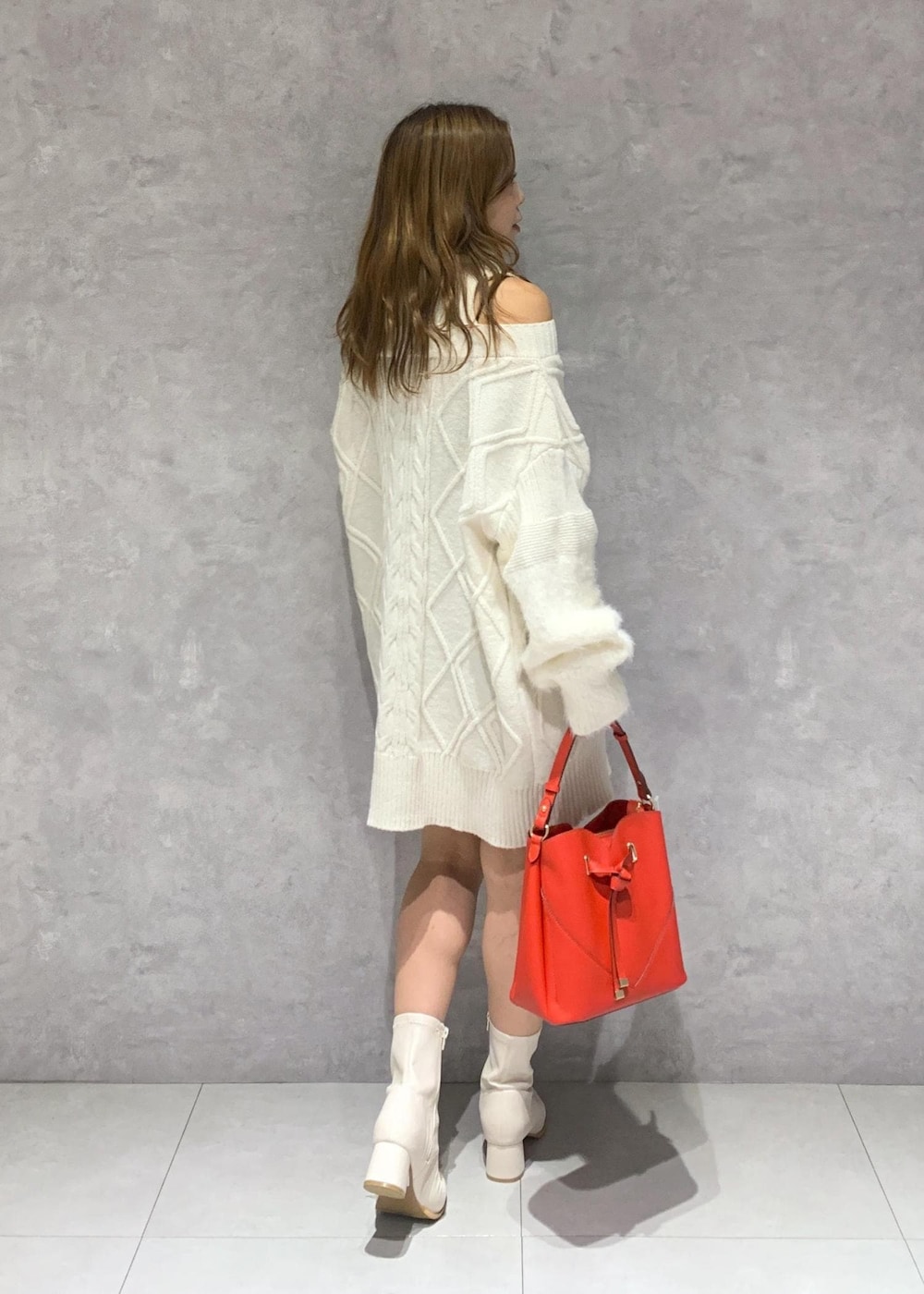 ホワイト系のブーツ、ホワイト系のワンピース、ホワイト系のダウンジャケット/コートを着用したレディースの秋コーディネートの9枚目の写真