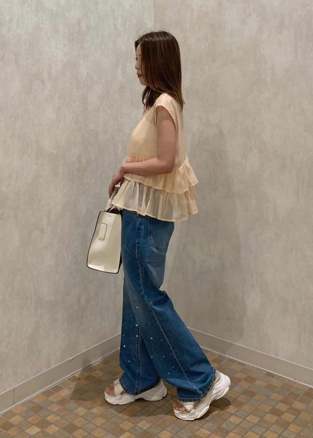 ベージュ系のサンダル、ベージュ系のシャツ/ブラウス、ホワイト系のハンドバッグを着用したレディースの夏コーディネートの3枚目の写真