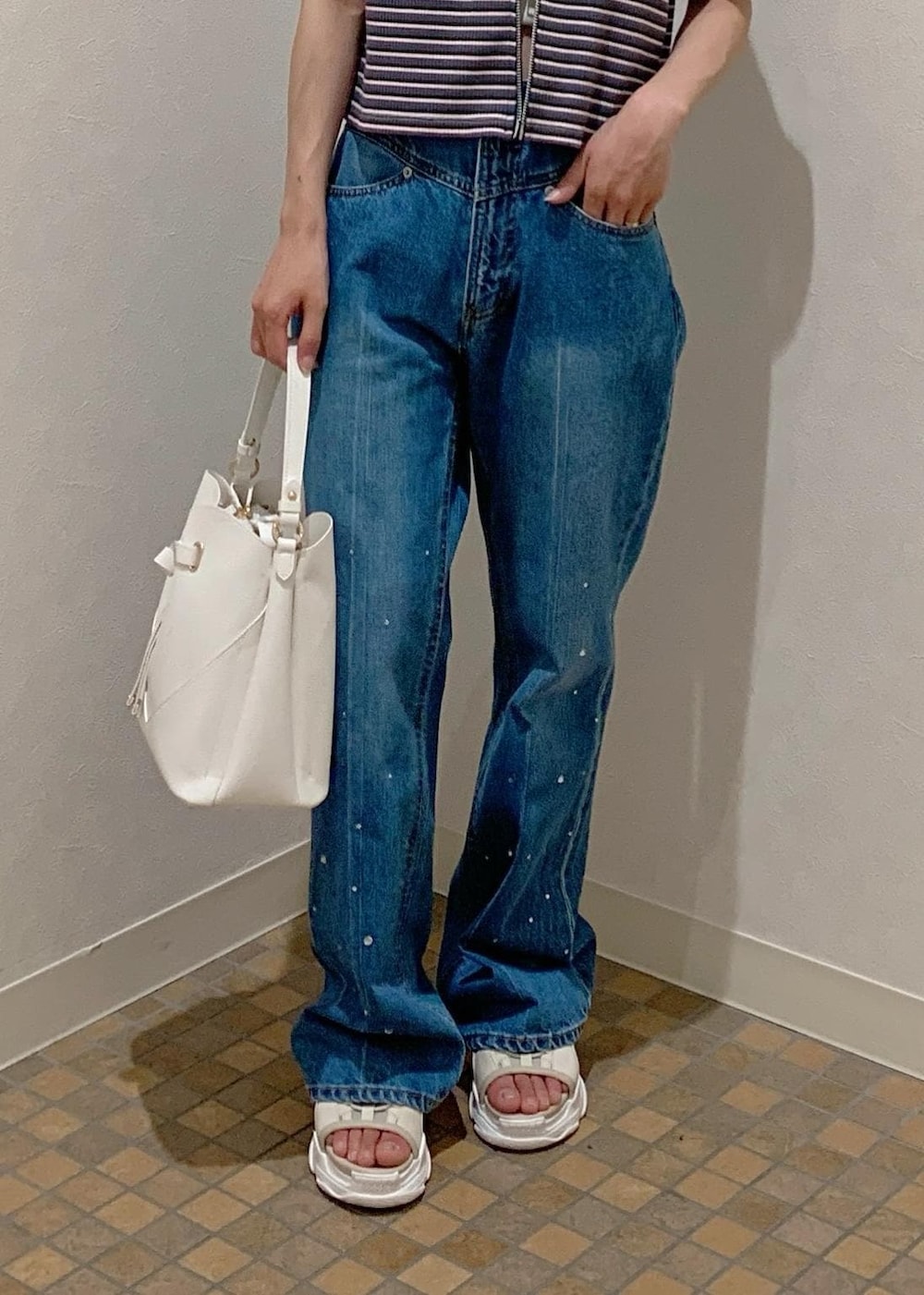 ベージュ系のサンダル、ベージュ系のシャツ/ブラウス、ホワイト系のハンドバッグを着用したレディースの夏コーディネートの6枚目の写真