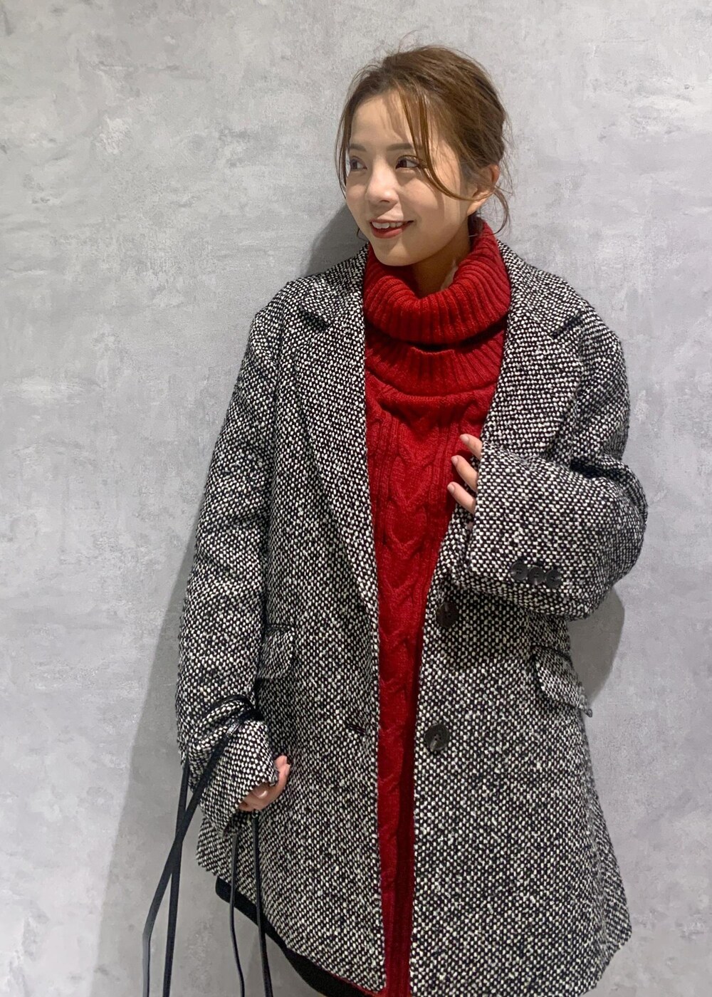 ブラック系のショルダーバッグ、ブラック系のブーツ、レッド系のワンピースを着用したレディースの冬コーディネートの10枚目の写真