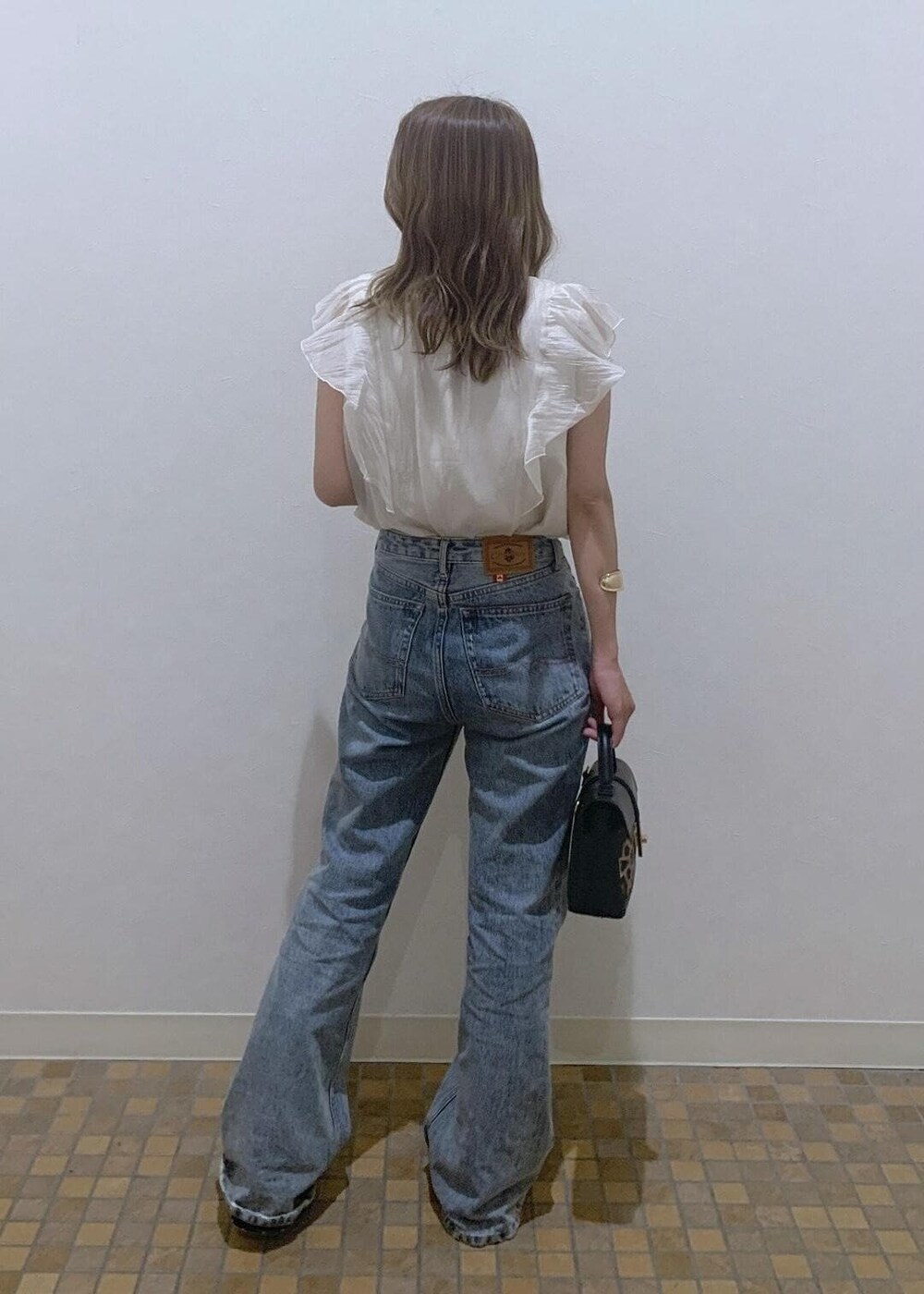 ホワイト系のシャツ/ブラウス、ブラウン系のブーツ、ブルー系のデニムパンツを着用したレディースの夏コーディネートの4枚目の写真