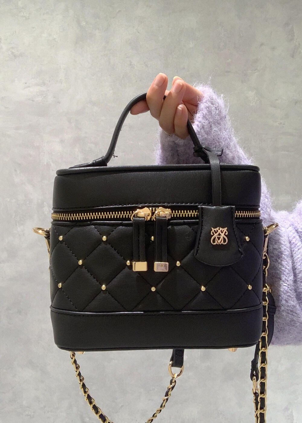 ブラック系のブーツ、パープル系のニット/セーター、ブラック系のその他パンツを着用したレディースの冬コーディネートの10枚目の写真