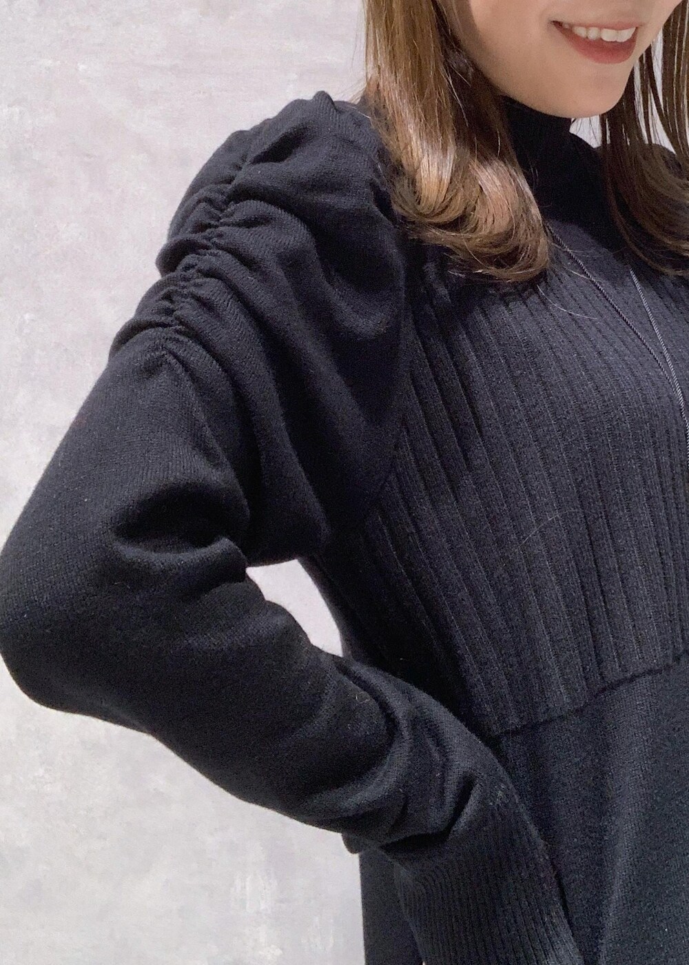 その他のショルダーバッグ、ブラック系のブーツ、ベージュ系のテーラードジャケットを着用したレディースの秋コーディネートの9枚目の写真