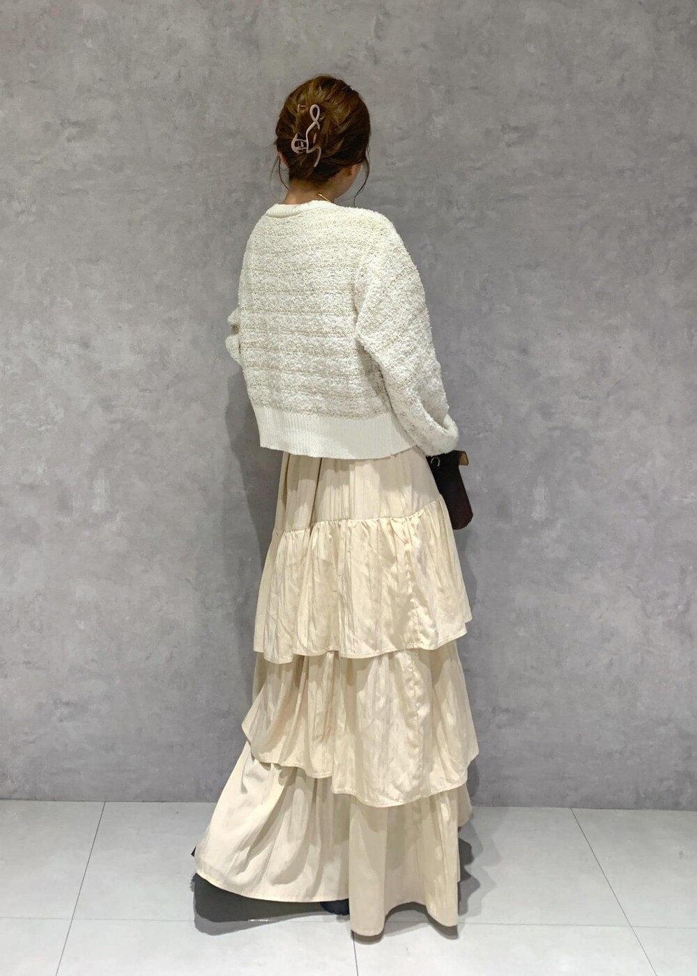 ブラウン系のショルダーバッグ、ブラウン系のブーツ、ホワイト系のカーディガン/ボレロを着用したレディースの夏コーディネートの5枚目の写真