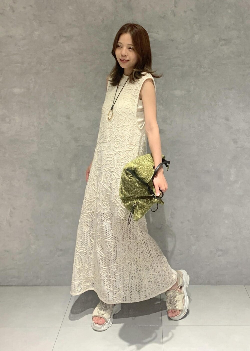 ベージュ系のサンダル、ホワイト系のキャミソール、ホワイト系のワンピースを着用したレディースの夏コーディネートの2枚目の写真