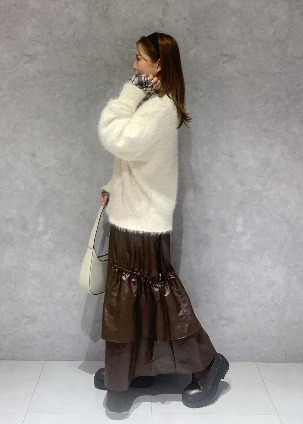 「2024AW、11月、12月、カジュアル、フェミニン、クラシック、大人女子、おでかけ、デート、旅行、ケーブルニット、ホワイト、丸首、チェック、リボンブラウス」｜「Juzeのタンクソールサイドニットブーツ（ブーツ、ブラウン系）」を使った、いまてぃさん（レディース・144cm）の秋コーディネートの3枚目の写真