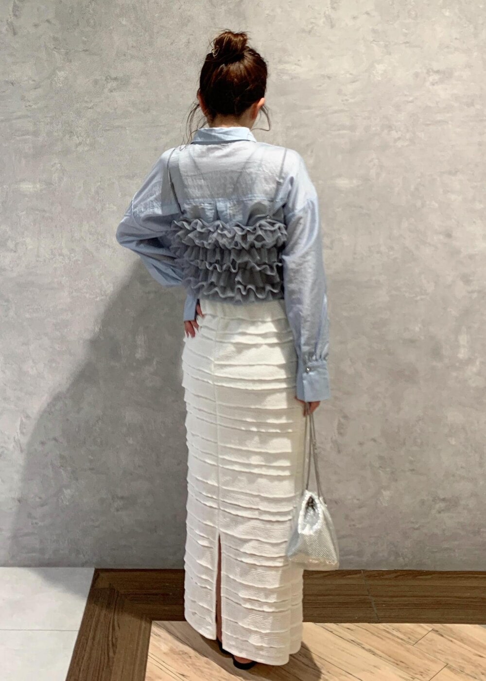 ブラック系のサンダル、グレー系のキャミソール、シルバー系のショルダーバッグを着用したレディースの夏コーディネートの4枚目の写真