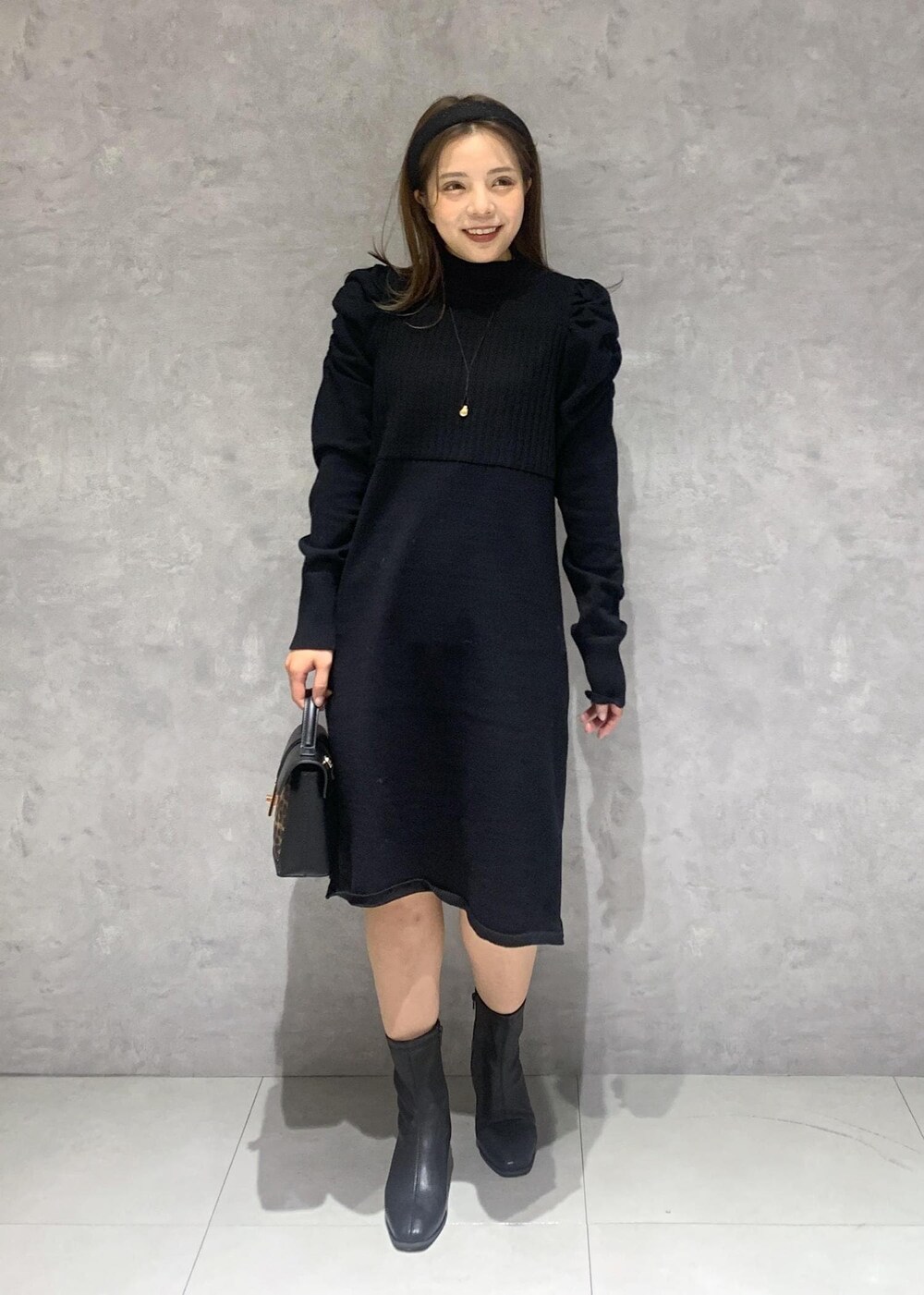 その他のショルダーバッグ、ブラック系のブーツ、ベージュ系のテーラードジャケットを着用したレディースの秋コーディネートの6枚目の写真