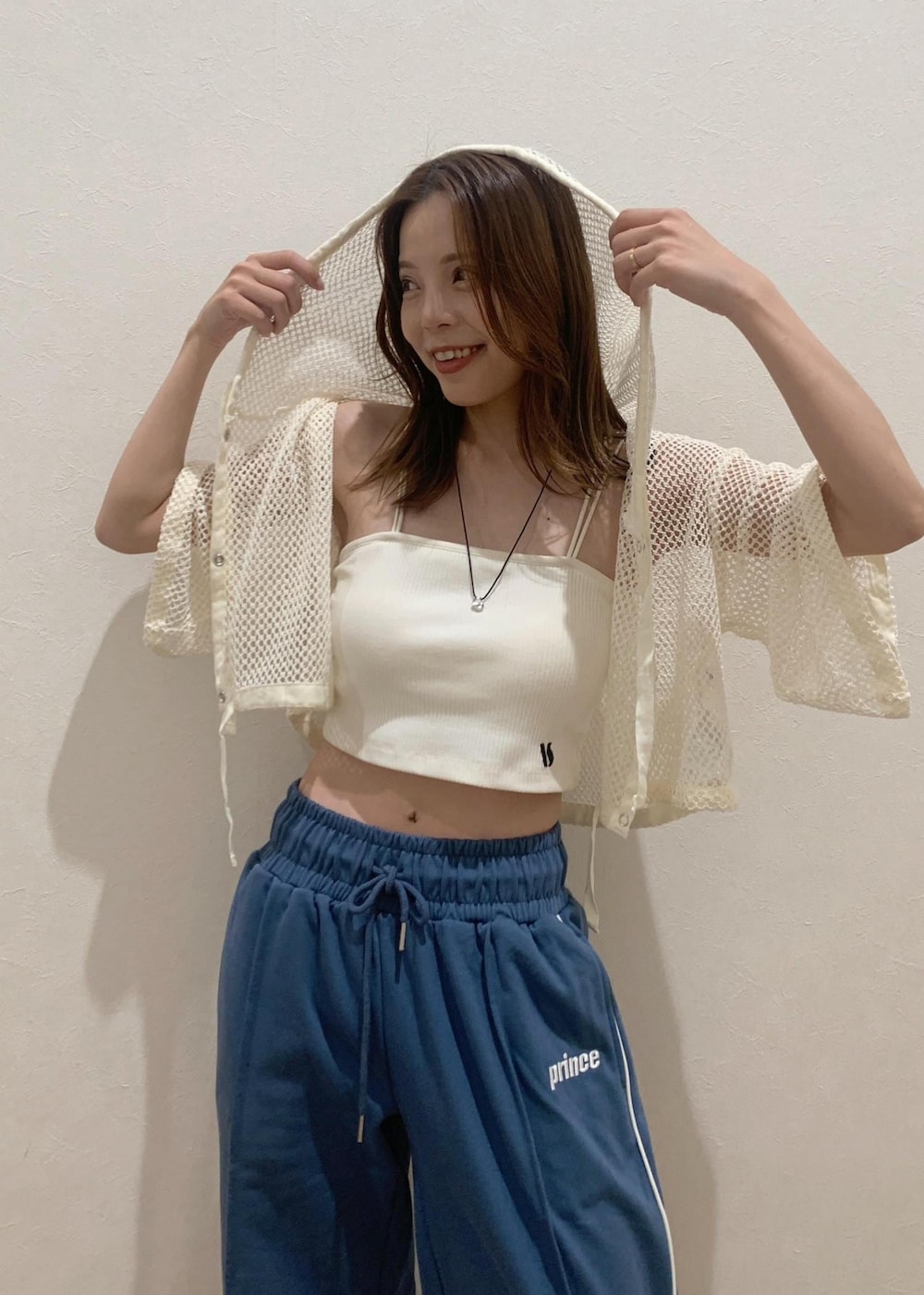 ベージュ系のサンダル、ホワイト系のキャミソール、ホワイト系のカーディガン/ボレロを着用したレディースの夏コーディネートの6枚目の写真