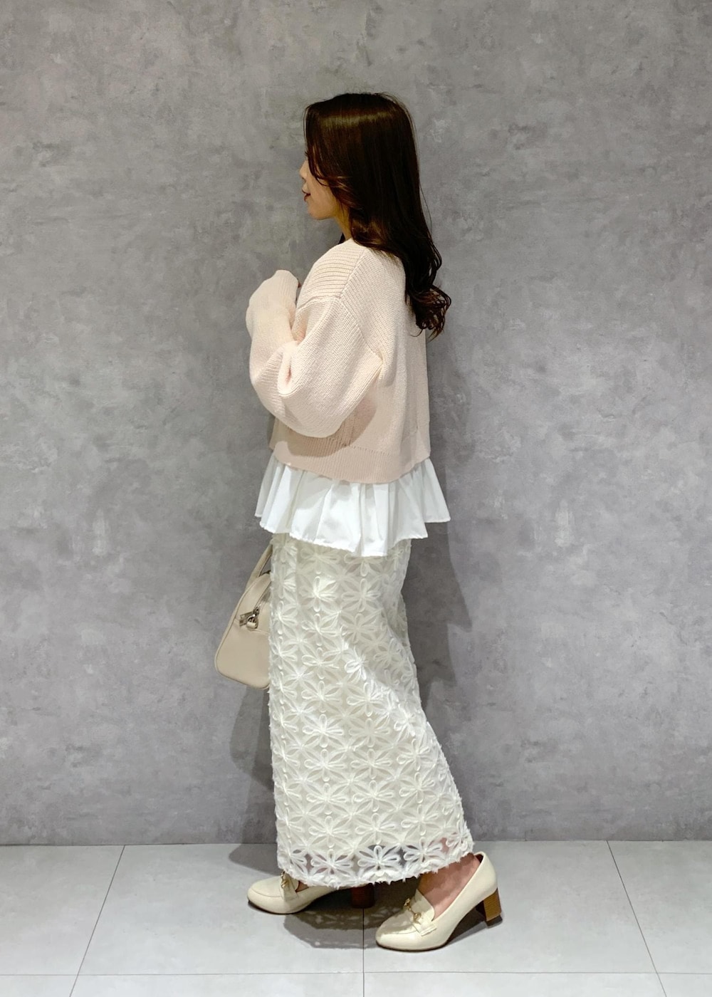 ホワイト系のローファー、ベージュ系のボストンバッグ、ピンク系のカーディガン/ボレロを着用したレディースの冬コーディネートの4枚目の写真