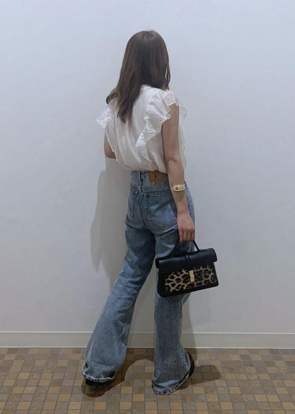 ホワイト系のシャツ/ブラウス、ブラウン系のブーツ、ブルー系のデニムパンツを着用したレディースの夏コーディネートの5枚目の写真