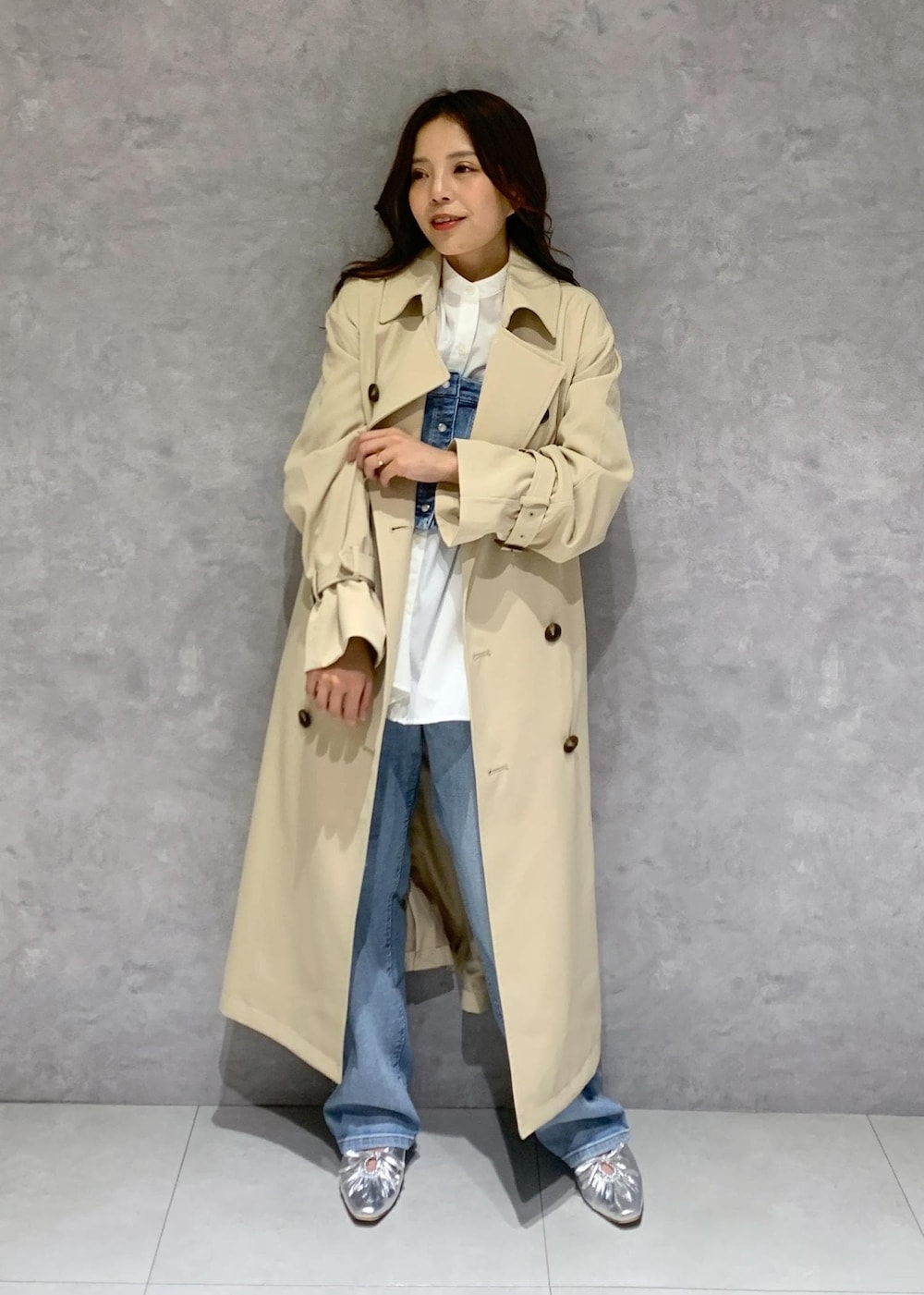 シルバー系のパンプス、ブルー系のベスト、ホワイト系のシャツ/ブラウスを着用したレディースの冬コーディネートの2枚目の写真